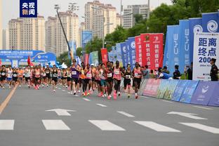 马奎尔本场数据：5次争顶成功，16次丢失球权，评分6.5